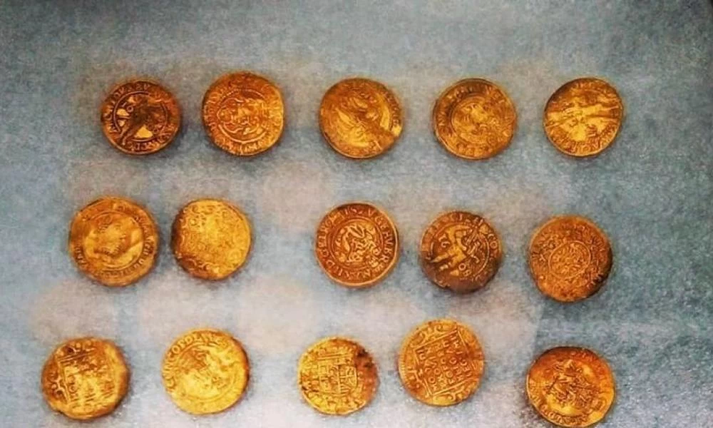 Θησαυρός του 16ου αιώνα βρέθηκε από ερασιτέχνη αρχαιολόγο - Εικόνες